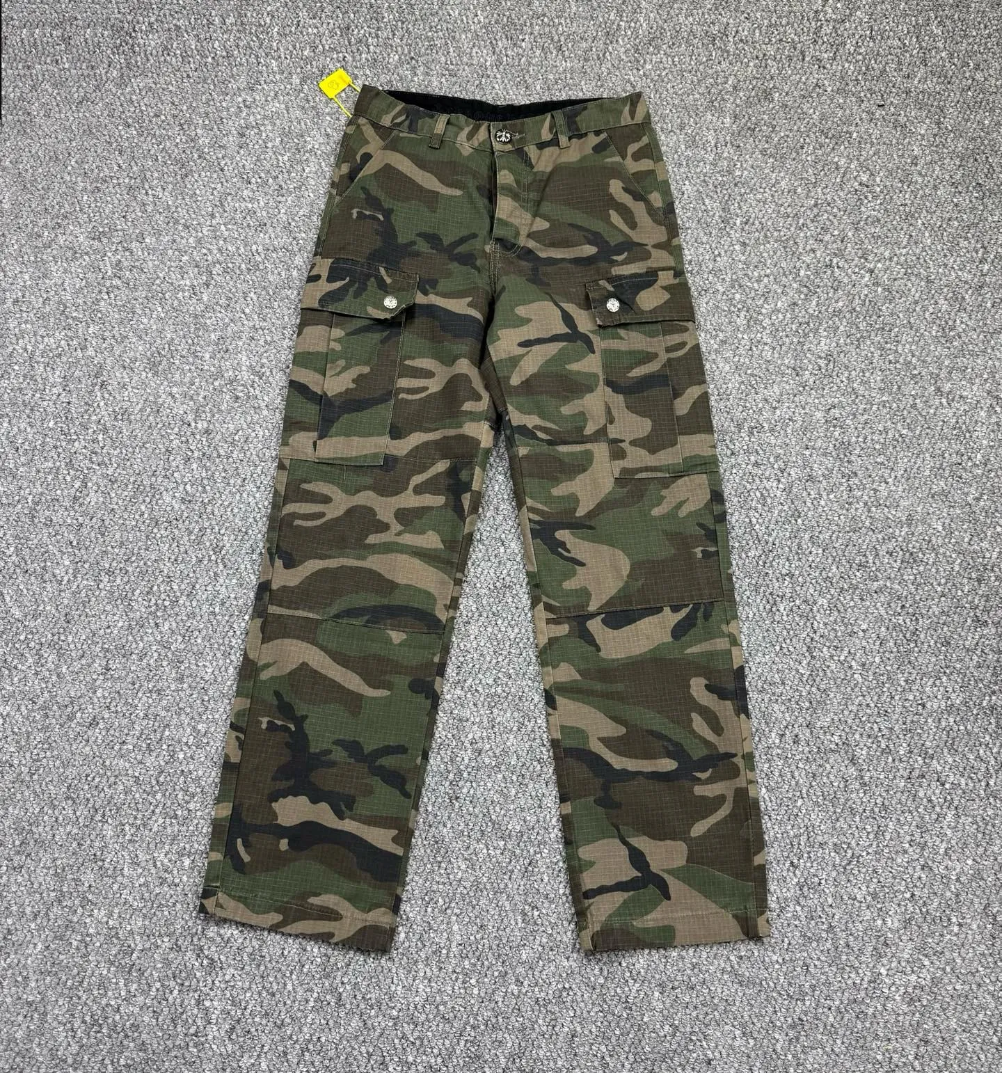 P260 Style number: H855 Chrome Hearts & Chrome Hearts new silver camouflage three-dimensional pocket overalls, original customized fabric, the same high-end simple and loose version as the Internet celebrity star, with multiple embroidered letter LOGO designs, very high-end and stylish! The fabric feels very comfortable, a super versatile and good-looking overalls Size: 28-30-32-34-36 Color: Camouflage